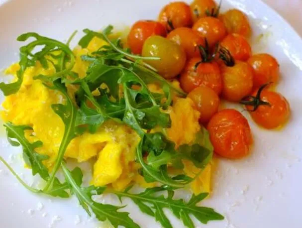ÆGGERØRING MED RUCOLA OG CHERRYTOMATER