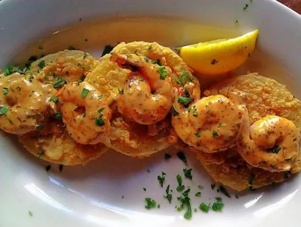 Stegte grønne tomater og rejer med krydret remoulade