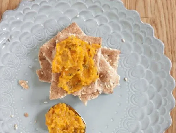 Hvidløgsspread med gulerod
