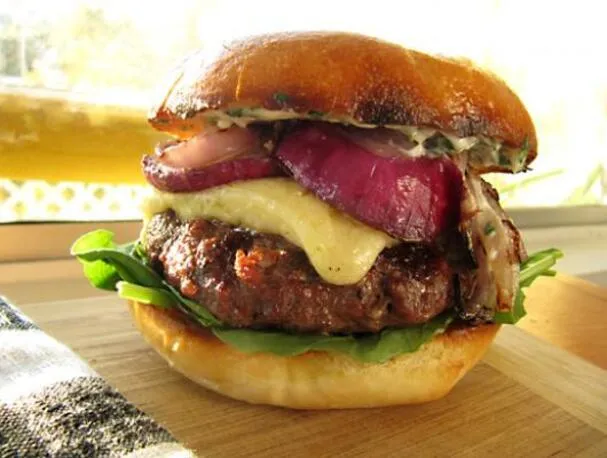 Grillede nakkebøffer med ekstra skarp cheddar og citronhvidløgsaioli