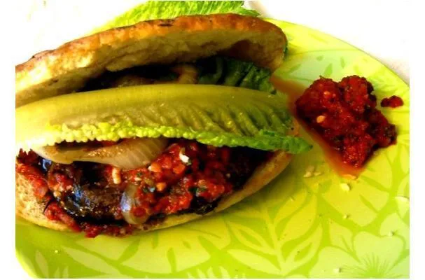 Grillede portobello-svampeburgere med ristet peberfrugt og tomatspread