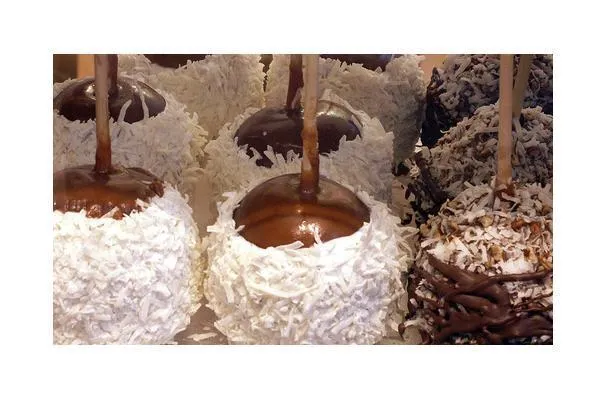 Halloweenæbler på pind