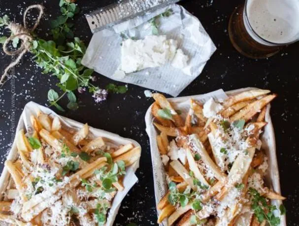Håndskårne Pommes Frites med Feta og Oregano (og en hemmelig ingrediens)