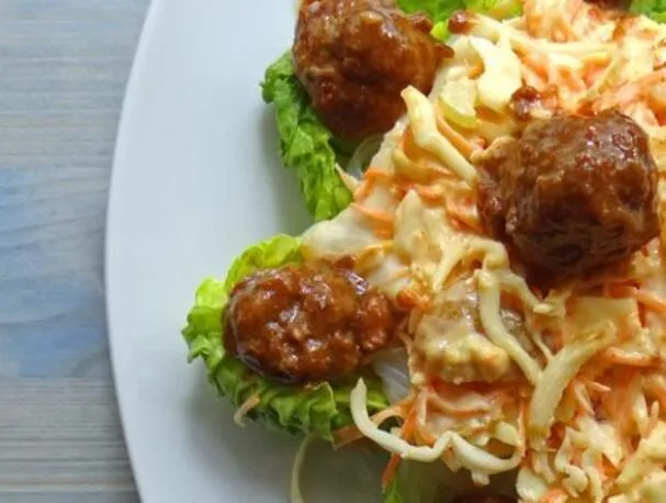 Hoisin-glaserede frikadeller med krydret coleslaw