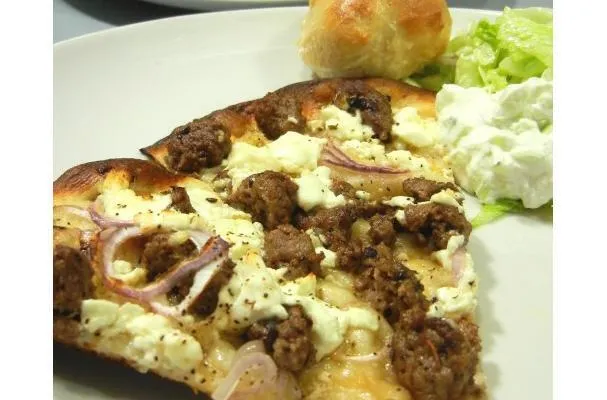 Hjemmelavet krydret lammepizza med kølende tzatzikisalat