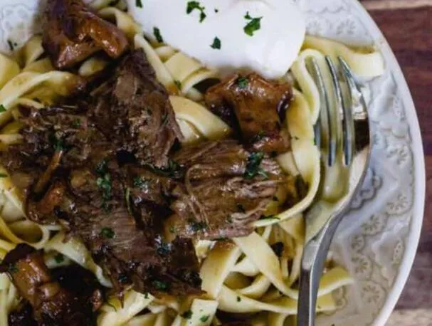 ØJEBLIKKELIG FRYSEGEDE FRANSKE LØG OKSEKØDSSTROGANOFF