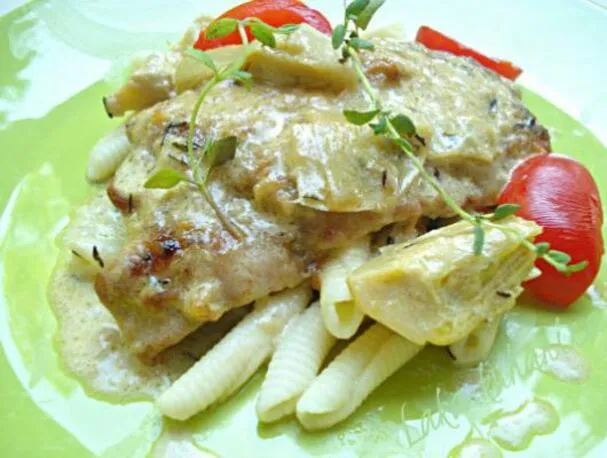 Kammuslinger i flødesovs med artiskokker