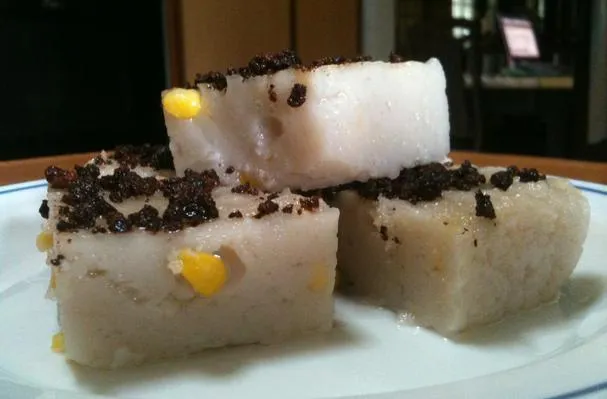 Sødet riskagemel med majs og kokosmælk (Maja Blanca)