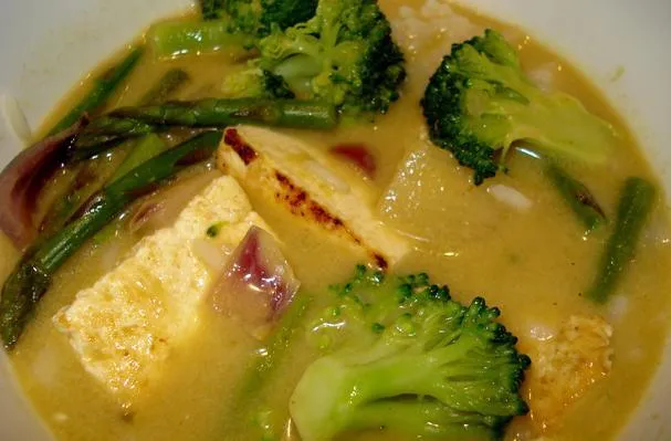 Thai grøn karry med tofu i kokosmælk