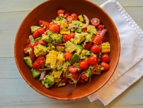 Tomat-, majs- og avokadosalat med koriander-lime-vinaigrette