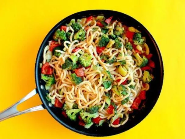 Udonnudler med velsmagende jordnøddesmørsauce