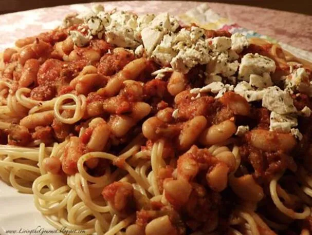 "Krydret" rød sauce med cannellinibønner og spaghetti!!!