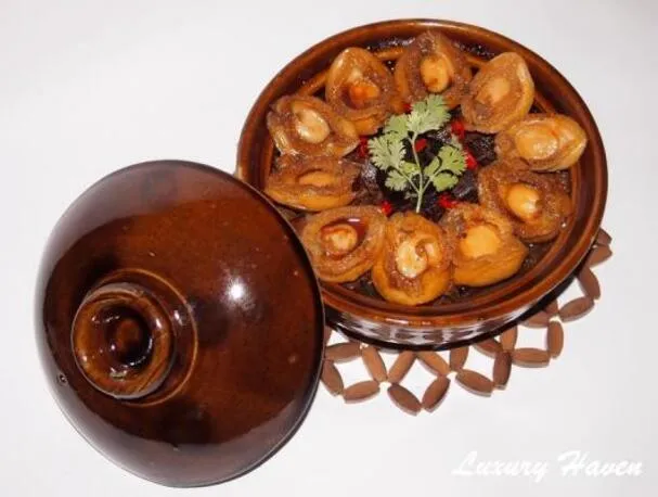 Braiseret svinekød med abalone i lerpotte