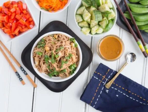 Cashew Noodle Salad med grøntsager