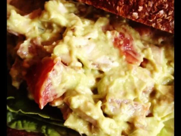 Kyllingesalat med avocado, Applewood-røget bacon og tomat