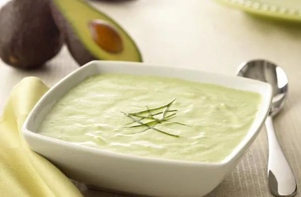 Afkølet agurkeavocadosuppe med frisk gedeost